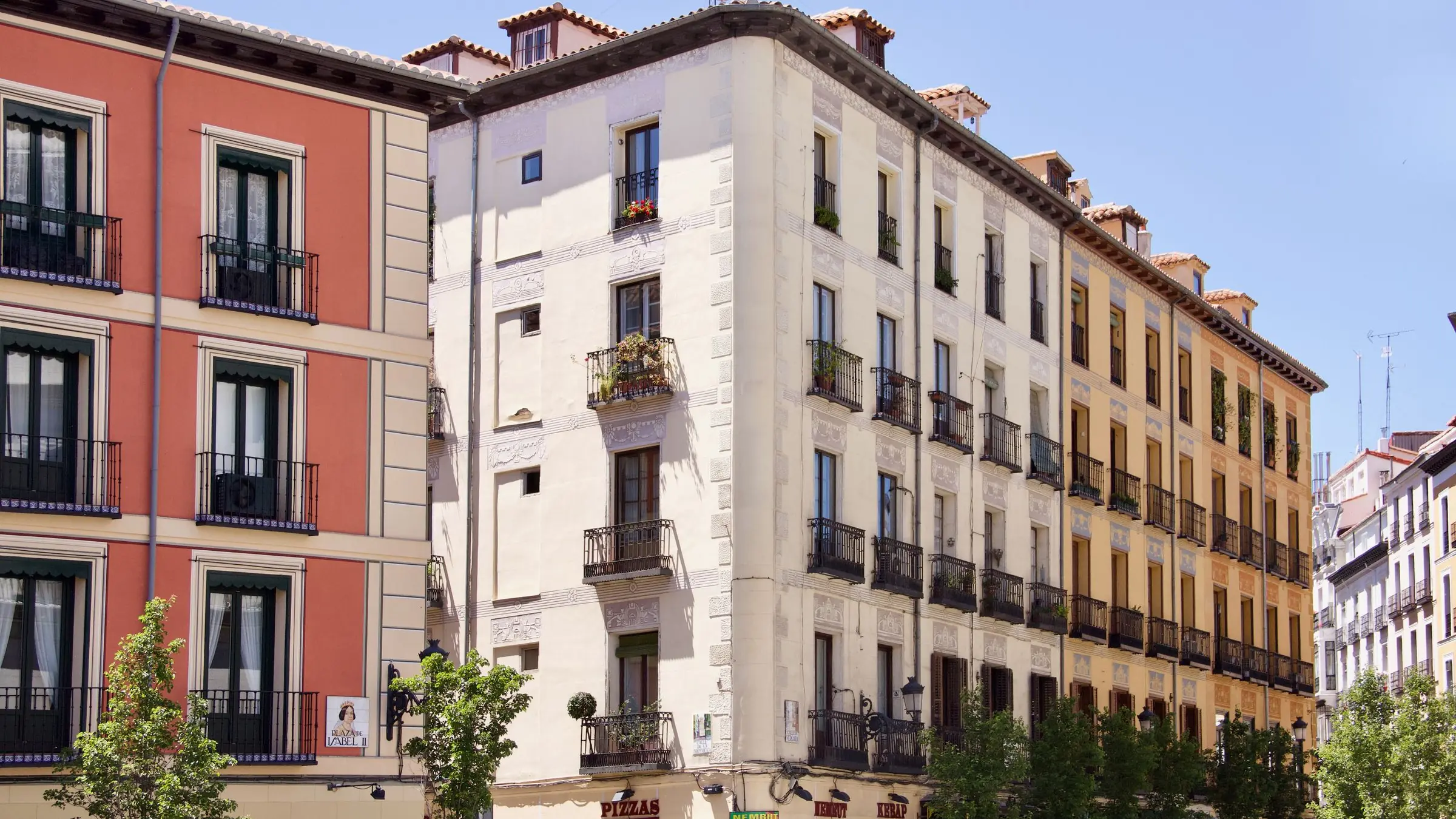Bloques de viviendas de Madrid con balcones, vistos desde la calle